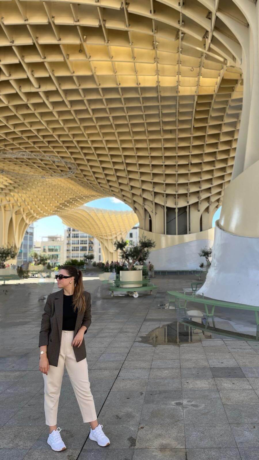 Manoela Santos em atendimento online para brasileiros no exterior
